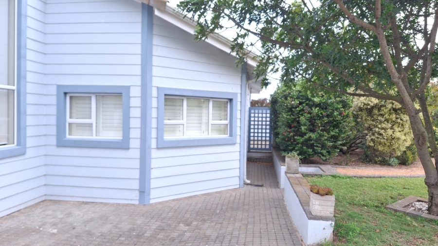 3 Bedroom Property for Sale in Boggomsbaai Western Cape